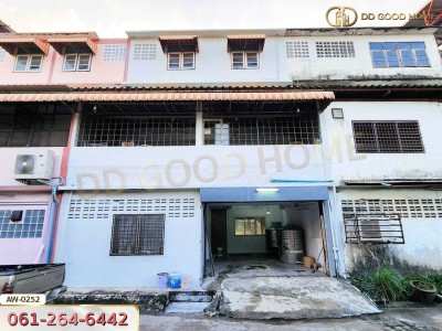 ขายอาคารพาณิชย์ 3.5 ชั้นพร้อมดาดฟ้า ริมถนนกาญจนาภิเษก บางบัวทอง